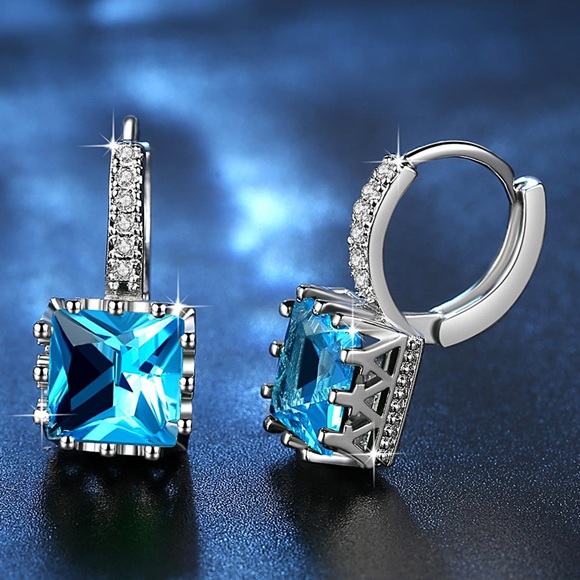 💫 New Silver Exquisite Square CZ Stud Earrings💫 - Picture 3 of 3